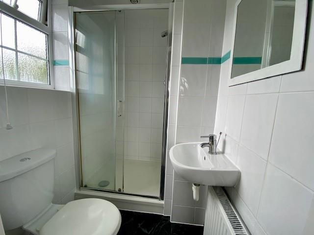 30 Kevins Grove ensuite.jpg