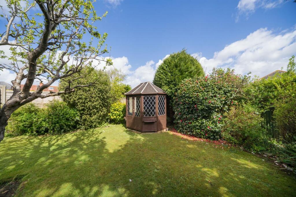 Garden &amp; Summerhouse