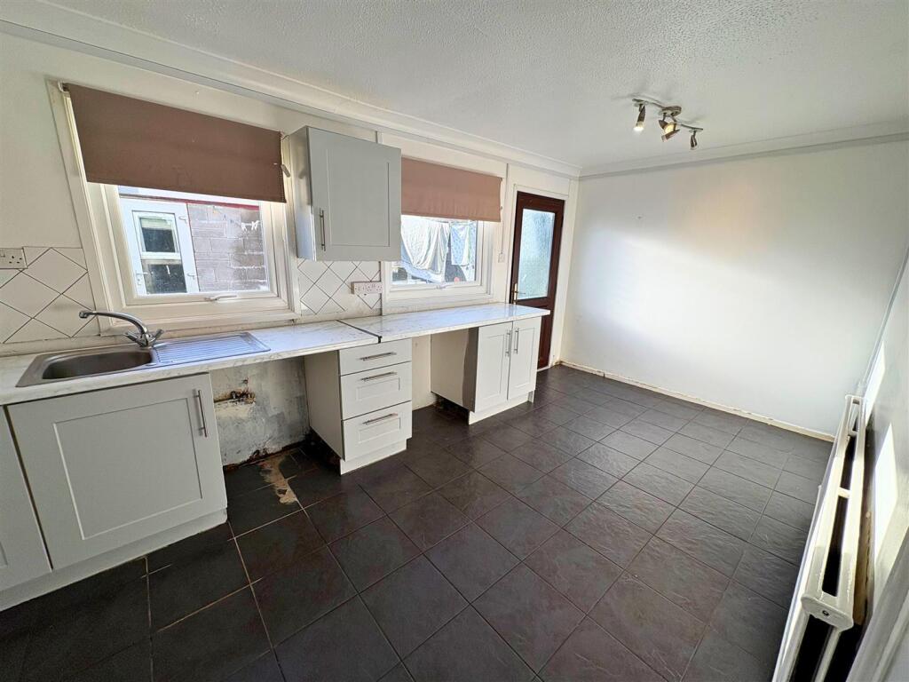 Kitchen b (edit).jpg