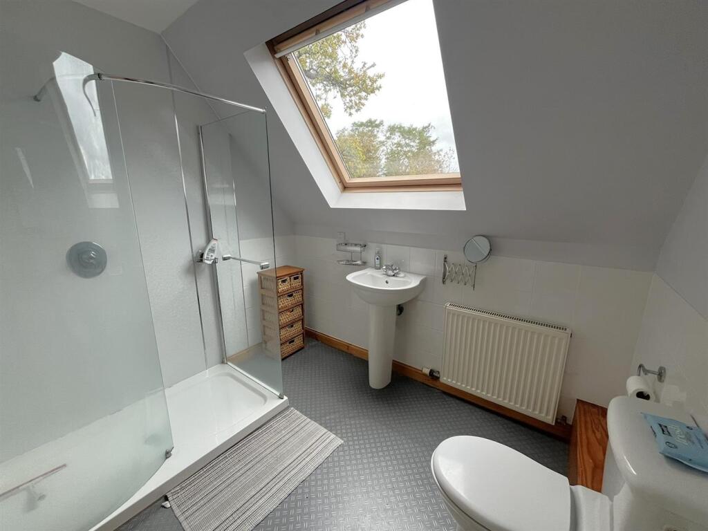 EN-SUITE SHOWER ROOM
