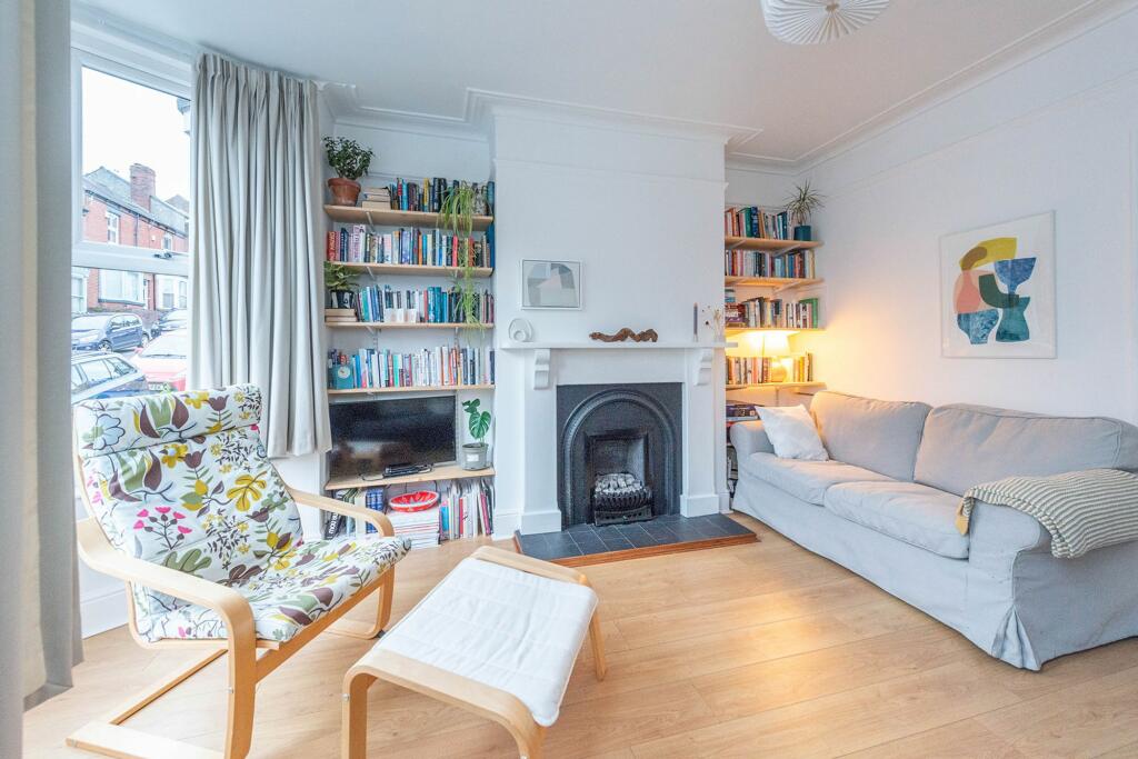 SITTING ROOM AND DINING FITTED KITCHEN