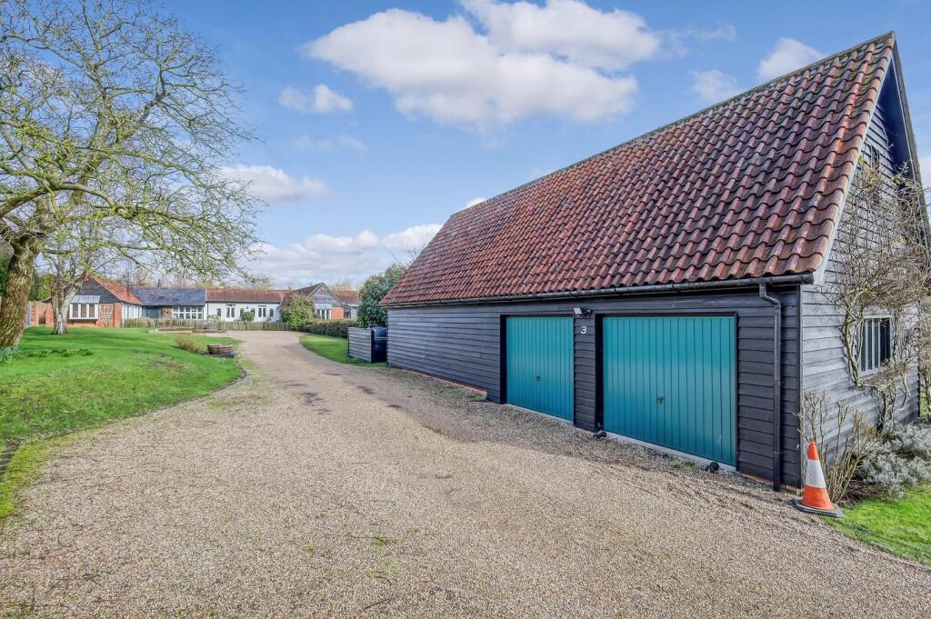 Double Garage &amp; Frontage