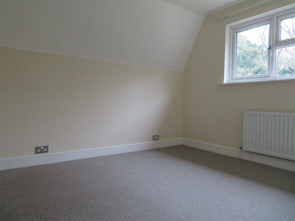 40 Park Ln Bed.JPG