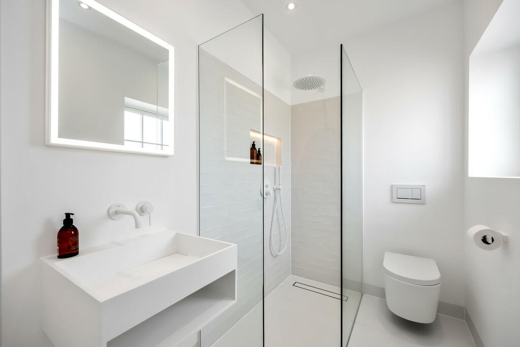 (24) Trafalgar Ga...