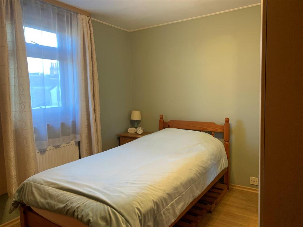 bed 2.jpg