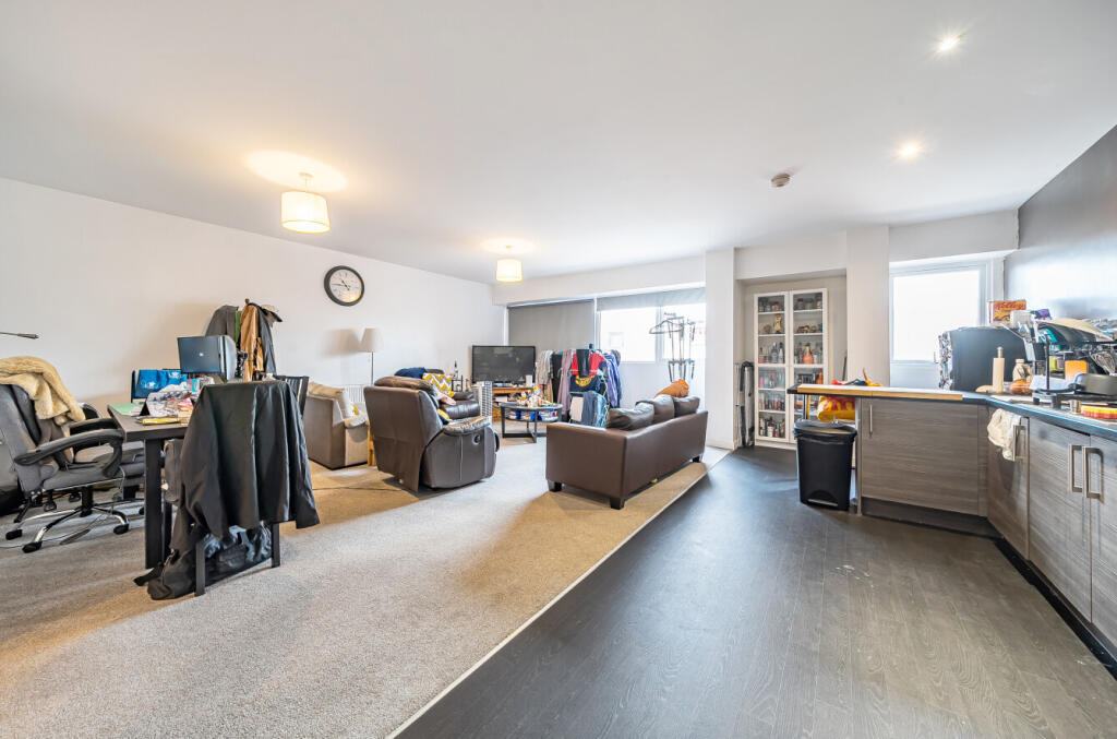 1359780-9-68ee83d...