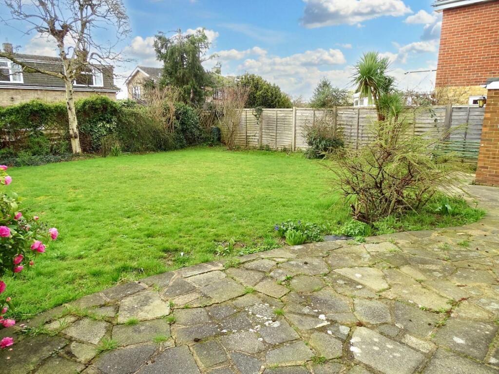GENEROUS SIZE REAR GARDEN