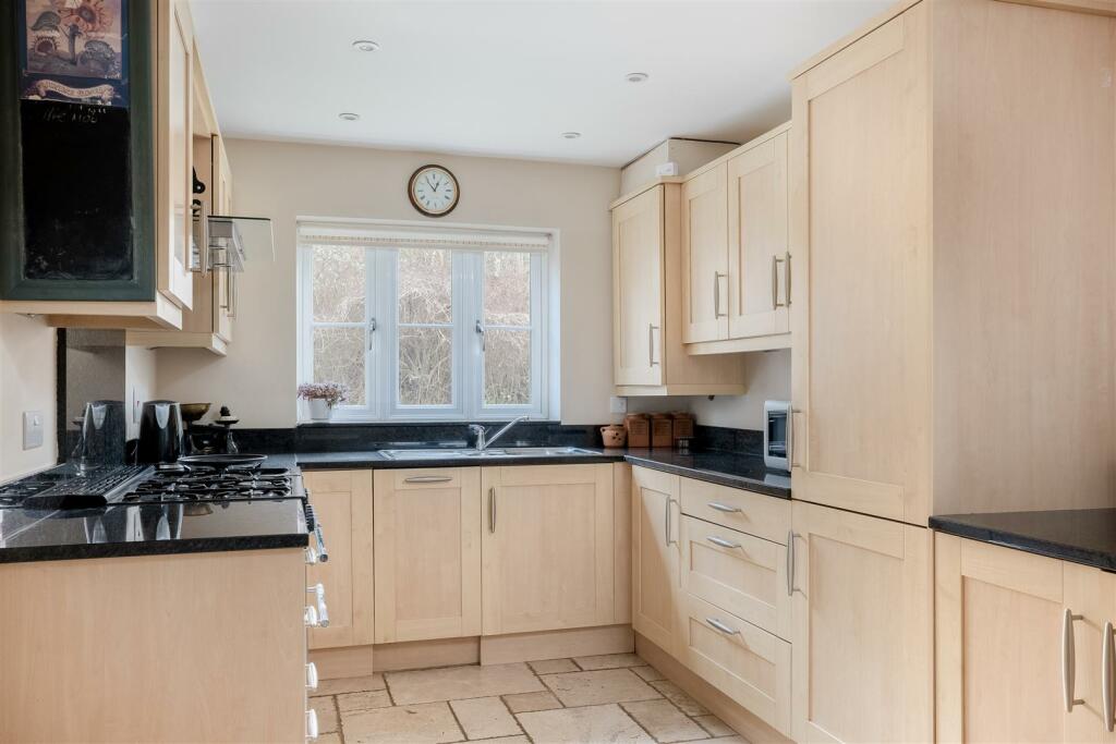 9 Foxfields Court-4.jpg