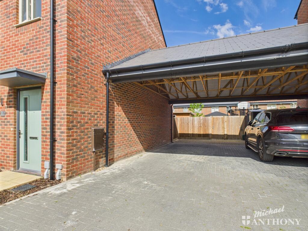 CAM03218G0-PR0721-STILL001