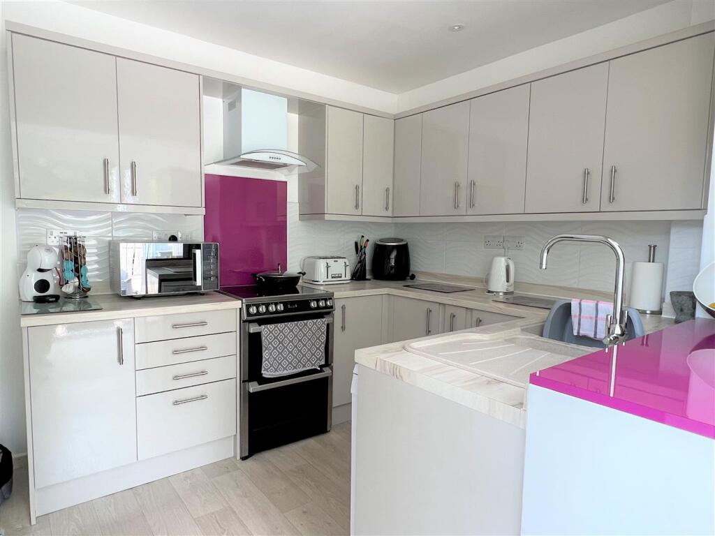 Kitchen/Breakfast Room: