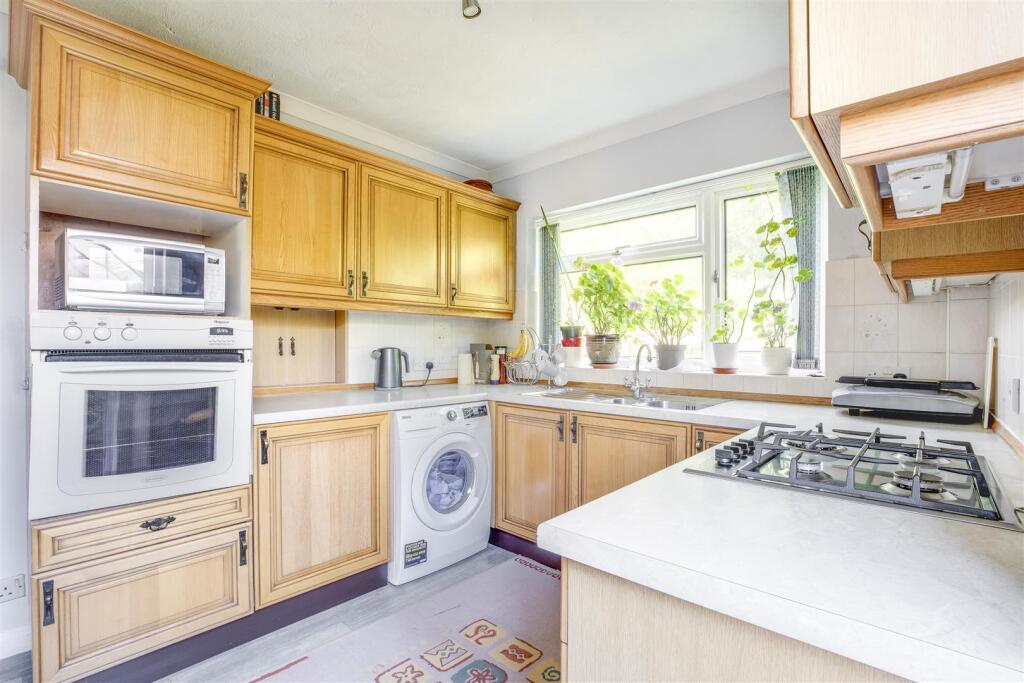 24 Curlew Close, HP13 5JY-8.jpg