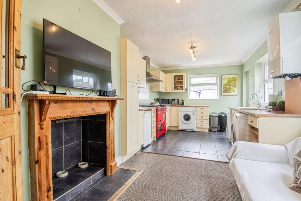 Kitchen &amp; Breakfast