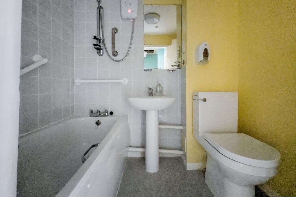 8 Pool Court, Catford, London,  SE6 3JQ