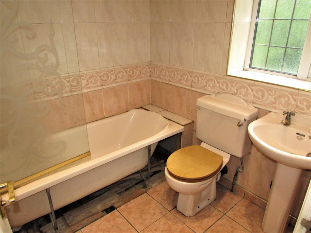 MeadowRd9aEnsuite.JPG