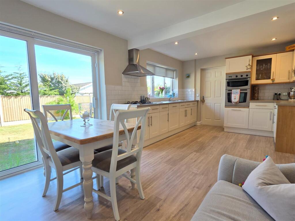 OPEN PLAN DINING KITCHEN