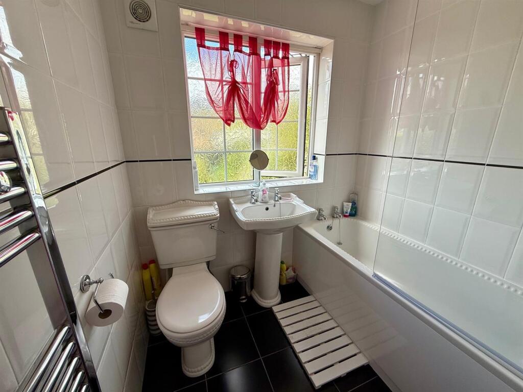 MR46 Bathroom.jpg