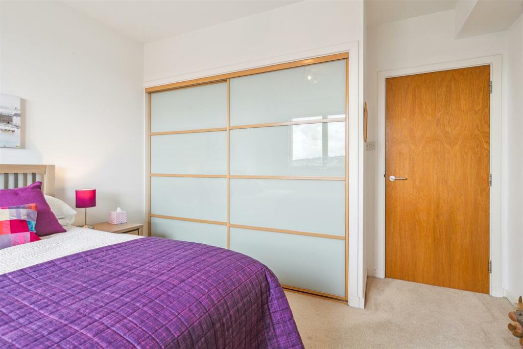 YATES HELLIER - 5 1 305 Glasgow Harbour Terraces (