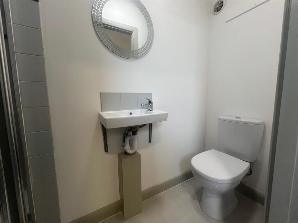 drake street 19 ensuite1.jpg
