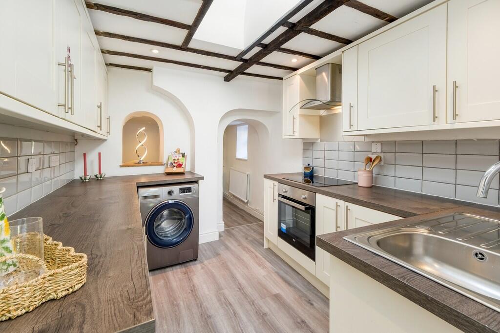 1440px-Cavell Cot...