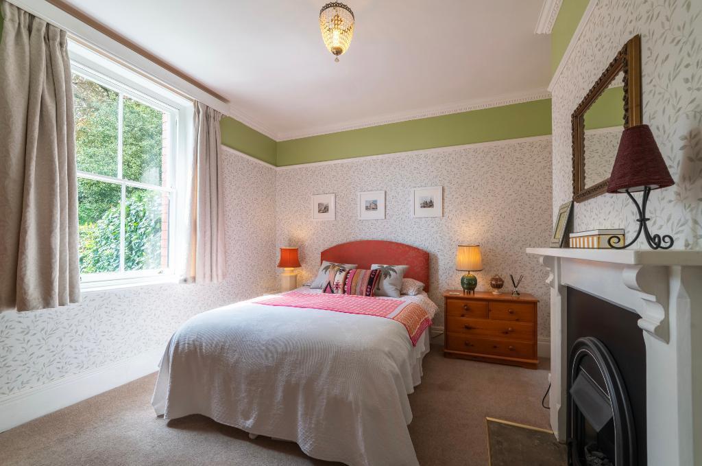 Pretty bedroom 4 with fireplace