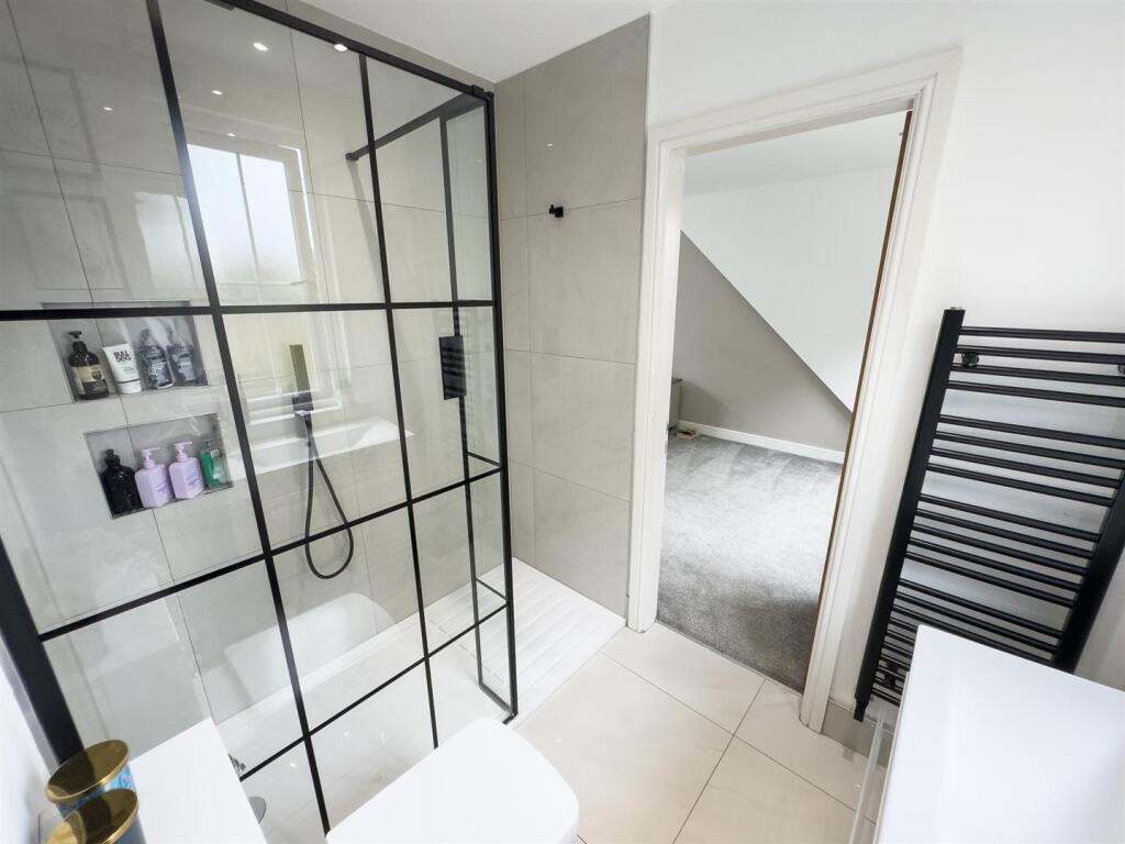 Principal Bedroom En Suite (3).jpg