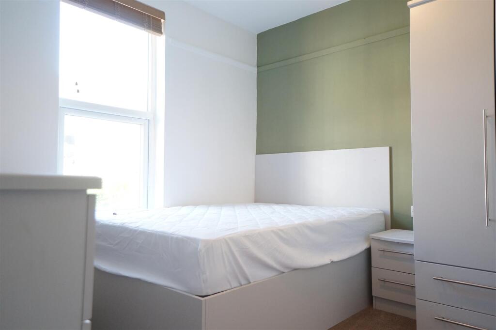 bedroom 2(2).JPG
