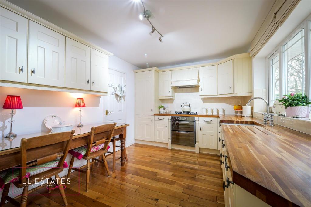 Kitchen 2.jpg