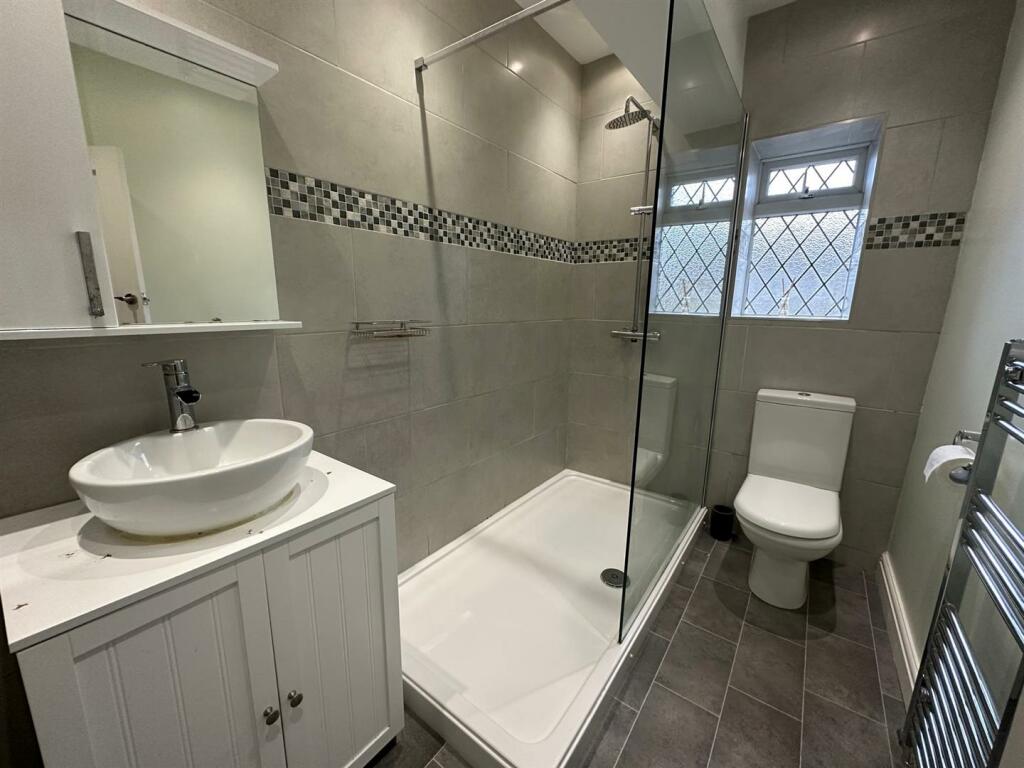 3 Elmwood bathroom.jpg