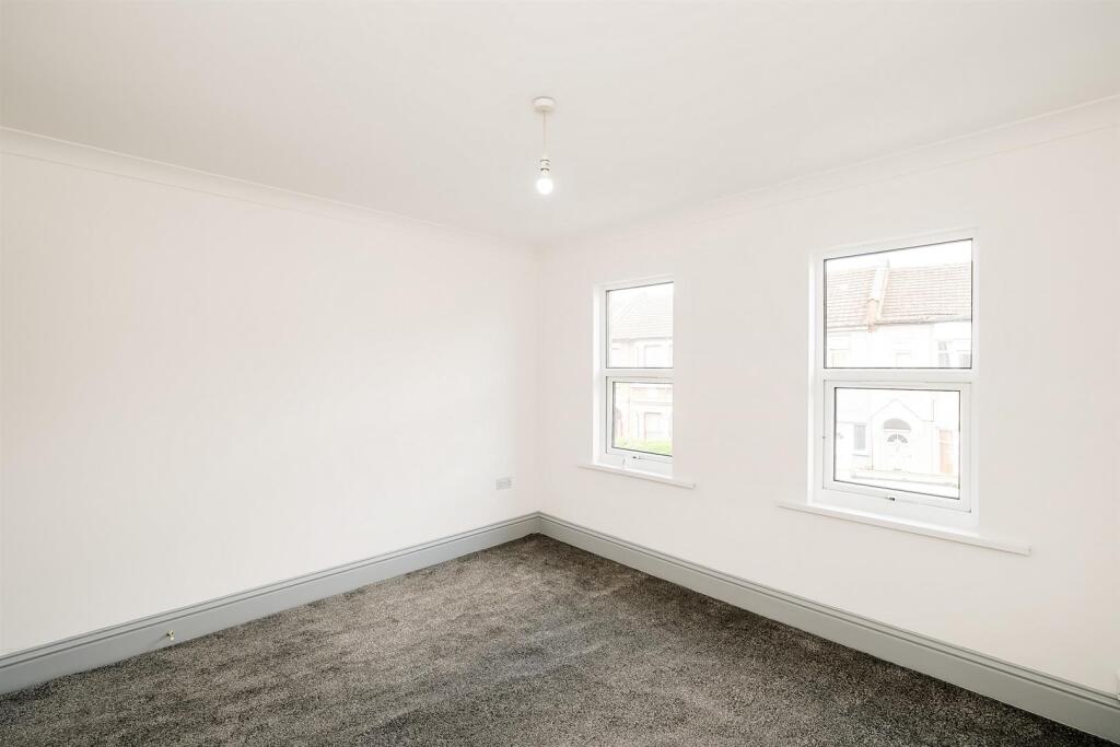 78-80 Spruce Hills Flat 4-5_web.jpg