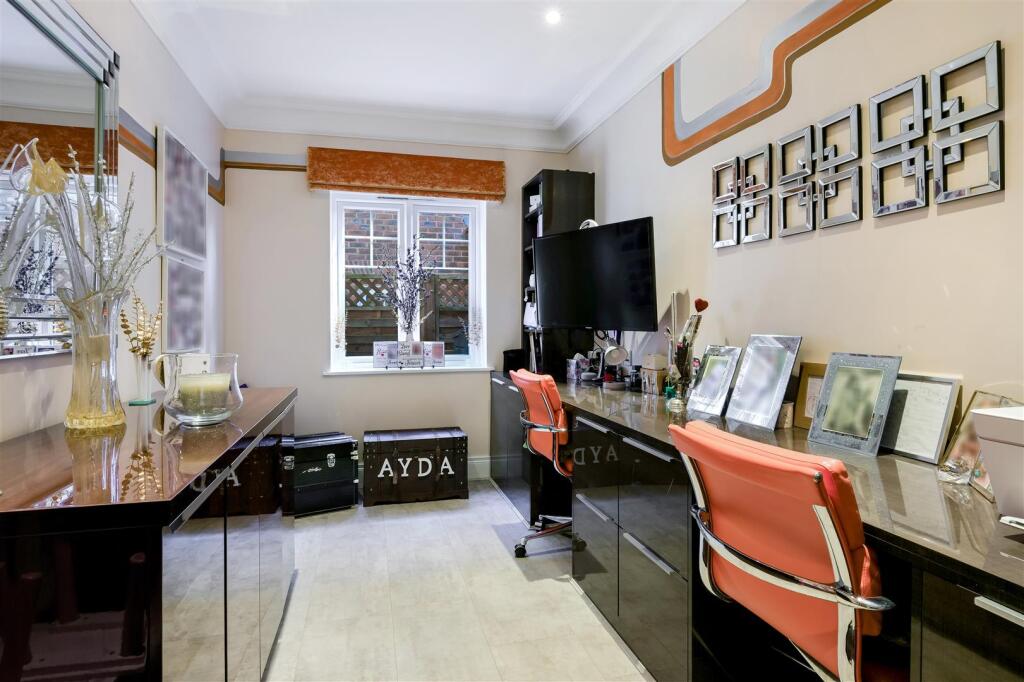 KENMORE CLOSE, 1 EXTRA-11.jpg