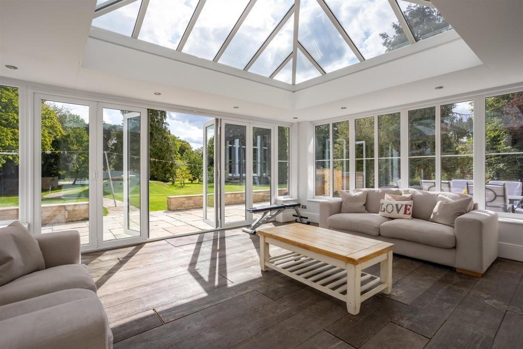 13 - Querns House - GL7 1RL - Web.jpg
