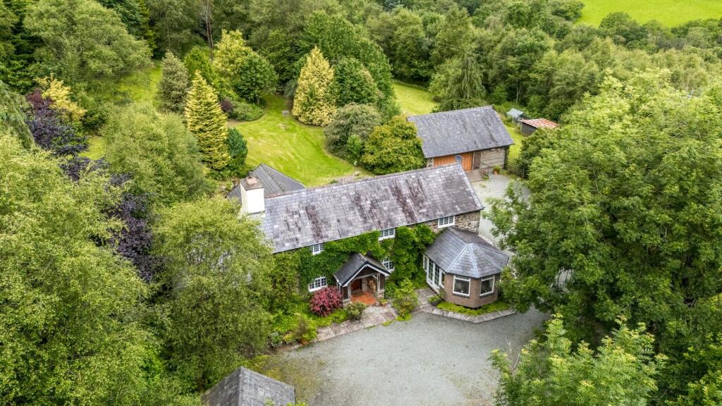 Elevated property with outbuilding.jpg