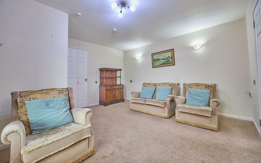 'L' shaped lounge dining room