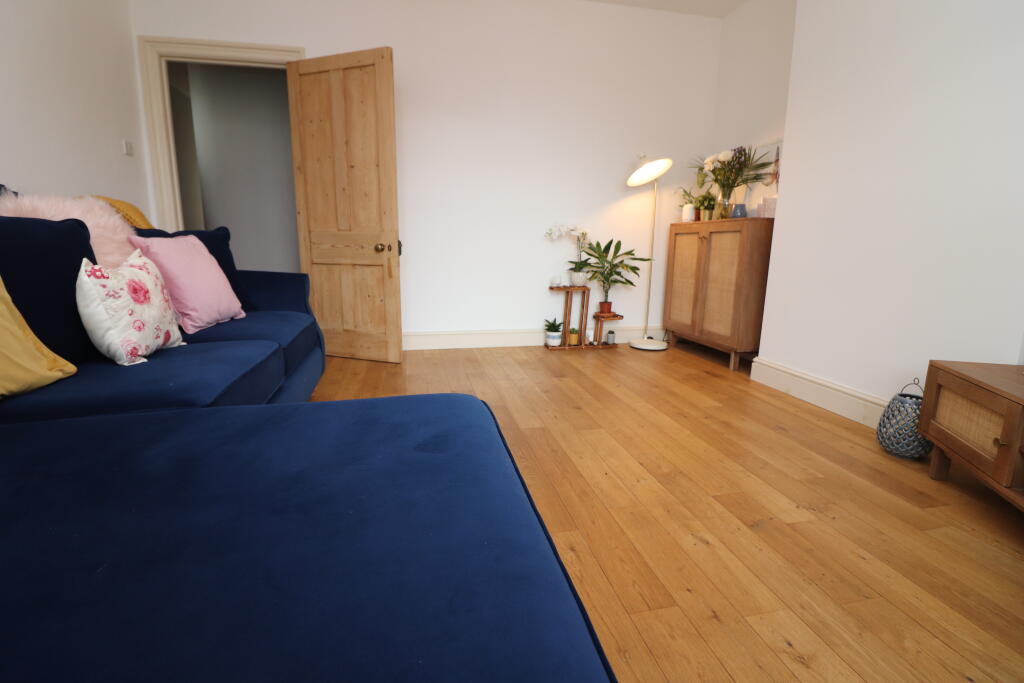 ADDITIONAL PHOTO OF LOUNGE