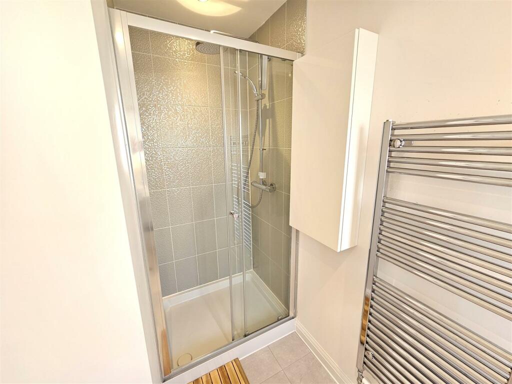 En Suite Shower.jpg