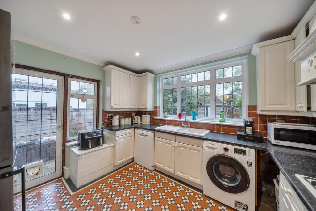 1372487-8-68fa043...