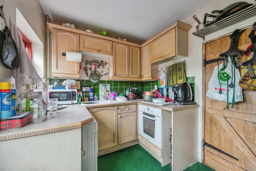 Kitchen:
