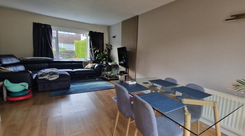 Lounge/Dining Roo...