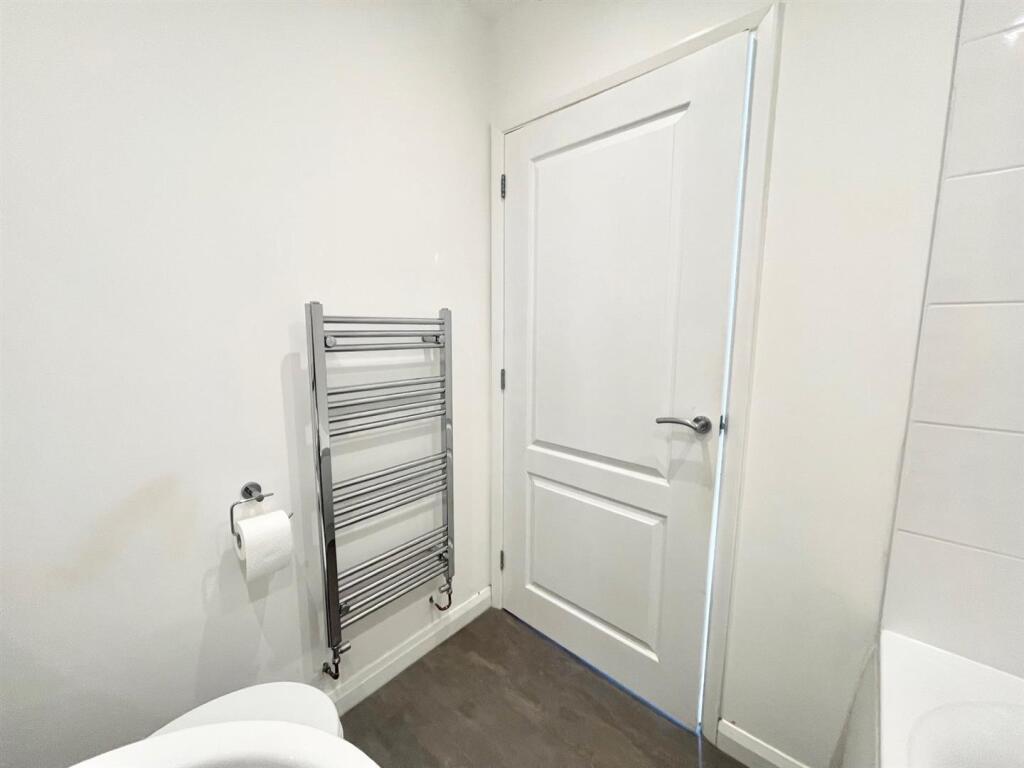 Bathroom (2).jpg
