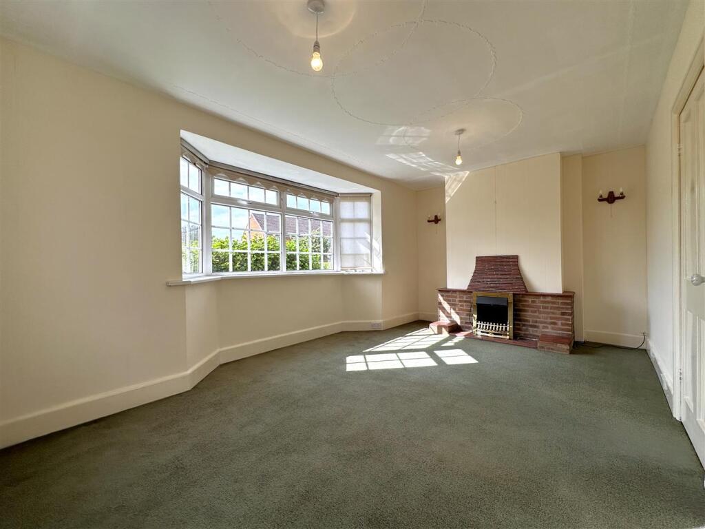 Bay-Fronted Living Room 539