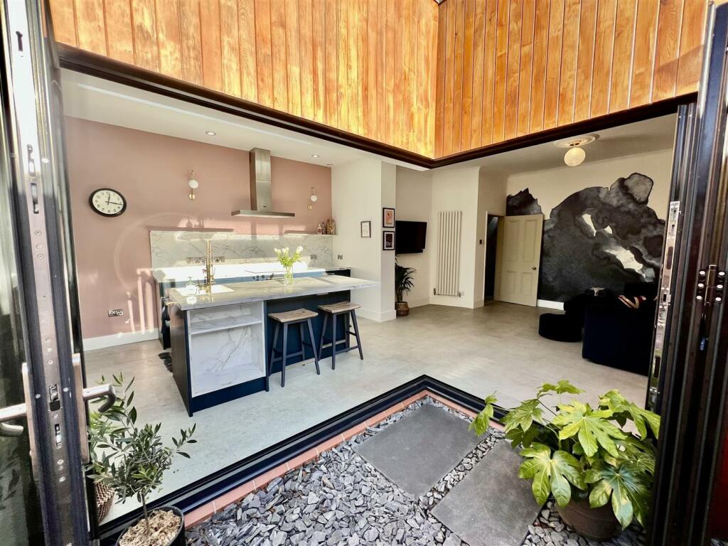 KITCHEN/BREAKFAST/SEATING AREA