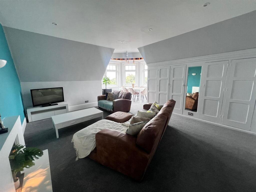 Lounge 1.jpg