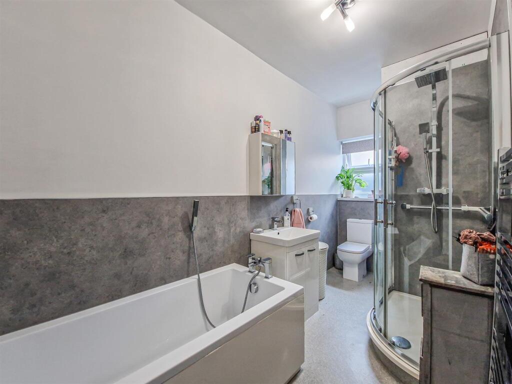 luxury four piece bathroom.