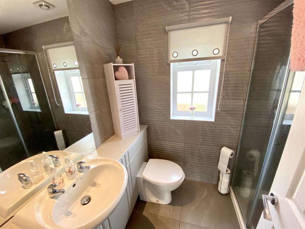 EN-SUITE SHOWER ROOM