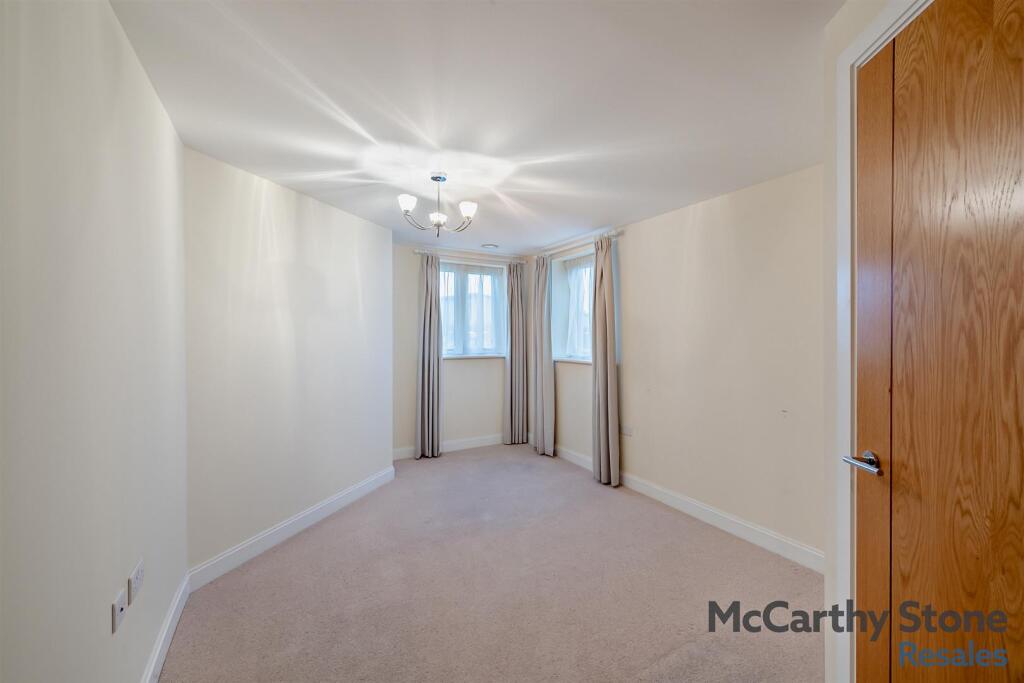 Double Bedroom: