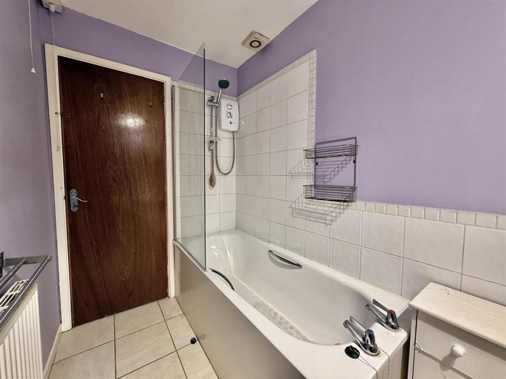 BATHROOM 81A