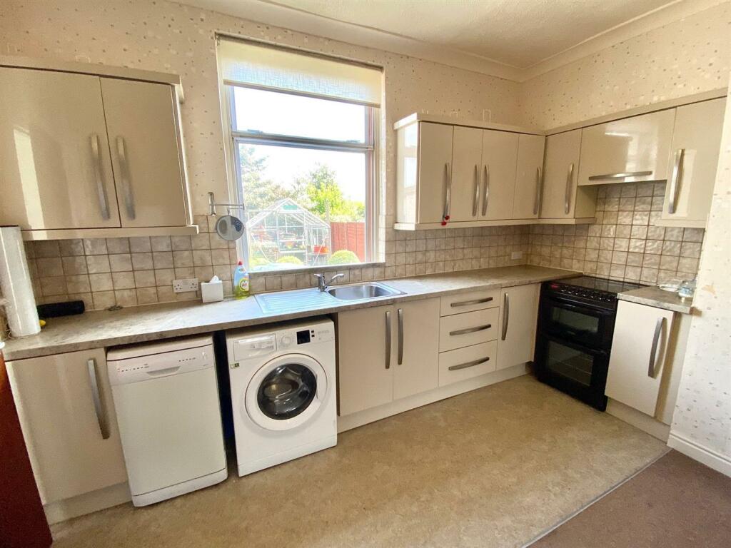 wellhouse lane 28 kitchen 2.jpg