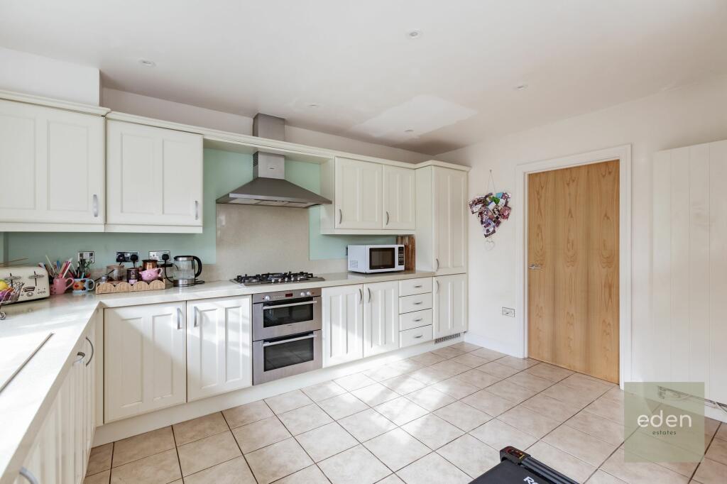 KITCHEN/BREAKFAST AREA