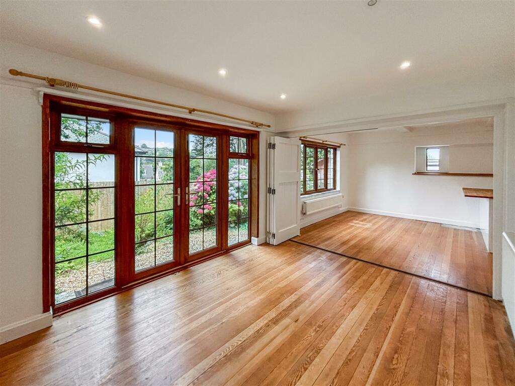 Dining Area.jpg