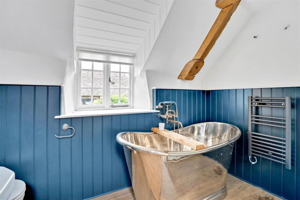 Master Bedroom - En Suite Bathroom 1.jpg